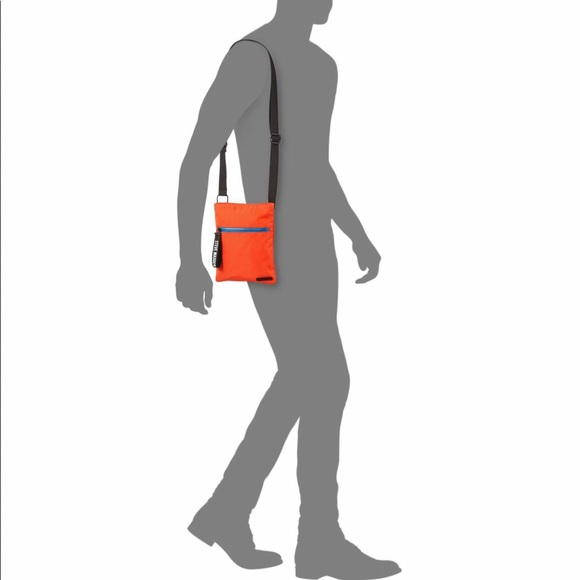 Men’s Steve Madden Quick-Release Cross Body Bag - Picture 2 of 5